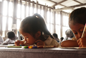 Koreanische Berufstätige bauen eine Schule in Dorf in Laos