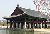 Genießen Sie Palastansichten vom Pavillon Gyeonghoeru