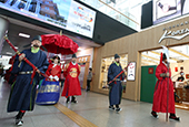 König spaziert durch Seoul Station 