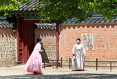 Hanboks vor der Kulisse eines königlichen Palasts