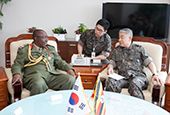 Korea und Uganda sprechen über militärische Zusammenarbeit