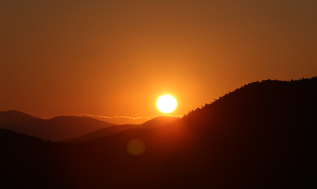 Den ersten Sonnenaufgang von 2017 mit Festivitäten am Meer begrüßen