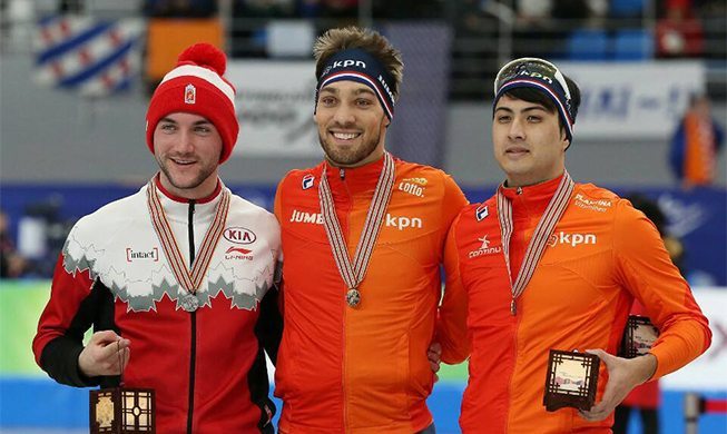 Holländer gewinnen 1000-Meter-Eisschnelllauf der Männer 