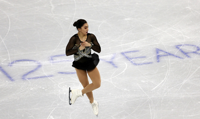 Eiskunstläufer begeistern Fans bei vorolympischem Wettbewerb