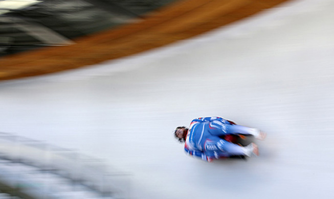 Rennrodler rasen auf der neuen Rodelbahn in Pyeongchang um die Wette