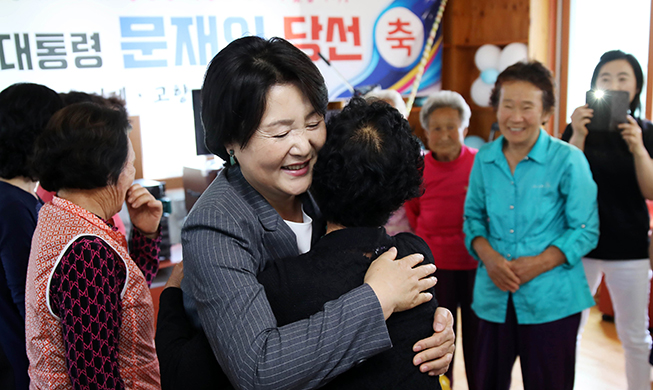 First Lady Kim Jung-Sook besucht die Heimatstadt des Präsidenten 