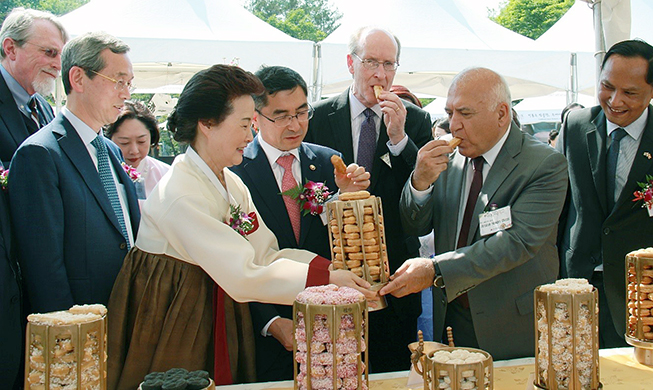 Kultur und Weisheit verankert in traditionellen Spirituosen und Speisen