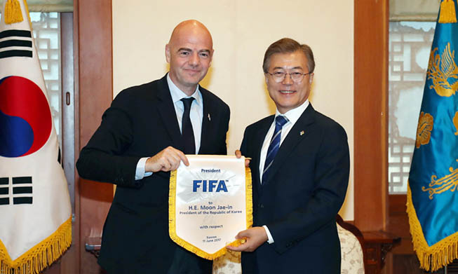 Präsident Moon trifft FIFA-Präsidenten