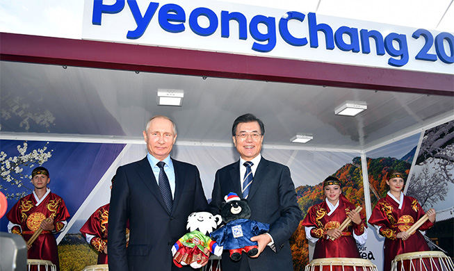 Moon und Putin besuchen Werbestand für Winterolympiade in PyeongChang