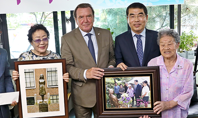 Gerhard Schröder gibt koreanischen Ex-Sexsklavinnen Trost