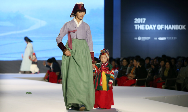 Traditionelle Kleidung Koreas: Hanbok-Modenschau unter dem Mondlicht 