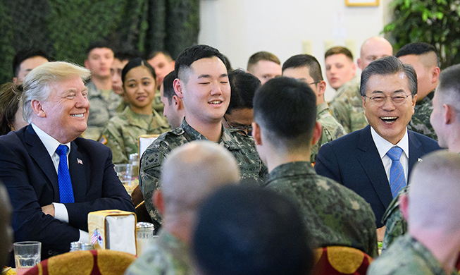  Präsident Moon und US-Präsident Trump auf Militärbasis ‚Camp Humphreys‘ in Südkorea