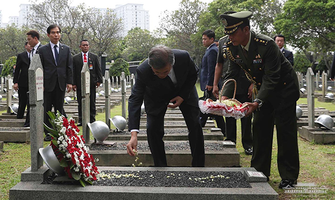 Präsident Moon besucht den Kalibata Heldenfriedhof in Indonesien