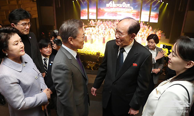 Präsident Moon und Nordkoreas Delegation genießen Aufführung des Samjiyon-Orchesters