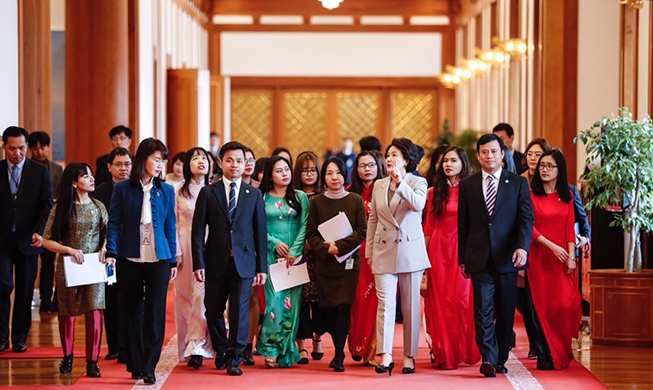 First Lady Kim Jung-sook unterhält sich gemütlich mit vietnamesischen Studenten