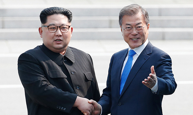 Erstes historisches Treffen zwischen Moon Jae-in und Kim Jong Un