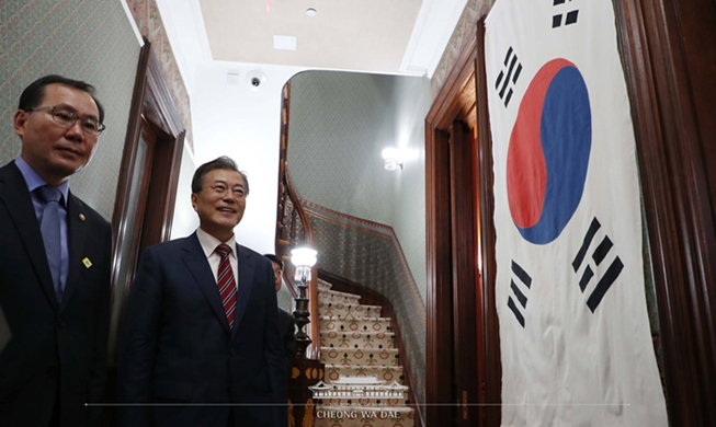 Präsident Moon besucht die Joseon-Gesandtschaft in Washington