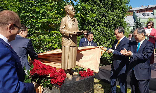 Bronzestatue der koreanischen Schriftstellerin Park Kyong-ni in Russland errichtet