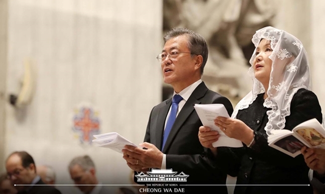 Moon nimmt an der Sondermesse für den Frieden auf der koreanischen Halbinsel im Vatikan teil