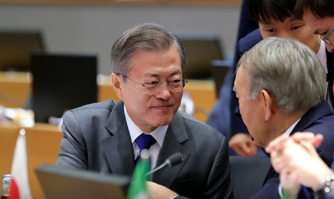 Präsident Moon Jae-in nimmt am ASEM-Gipfel in Brüssel teil