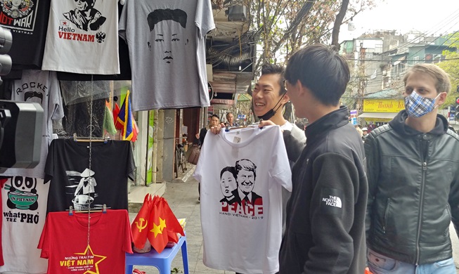 T-Shirt mit Konterfei der Politiker und Gipfel-Burger sind jetzt in Hanoi beliebt