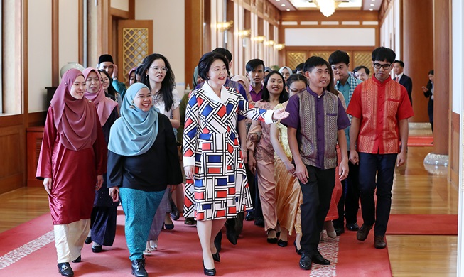 First Lady Kim Jung-sook unterhält sich gemütlich mit den ASEAN-Studenten