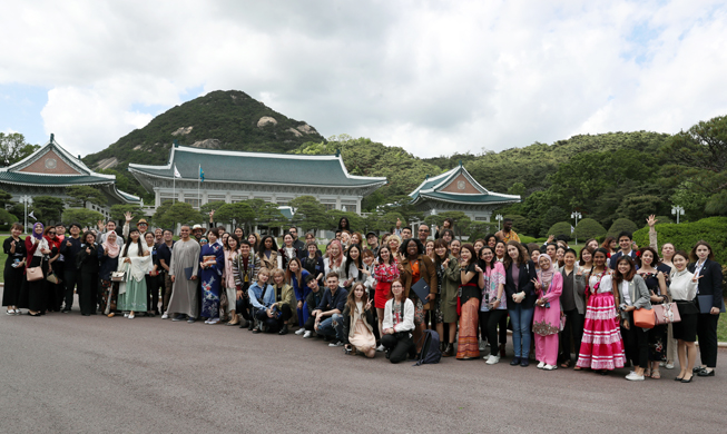 Korea.net-Ehrenberichterstatter treffen First Lady Kim Jung-sook