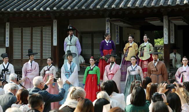 „Hello, Mr. K findet im Garten Huwon des Palastes Changdeokgung statt