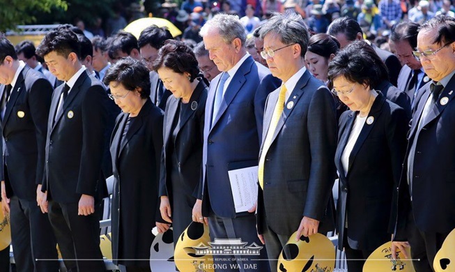 Gedenkzeremonie zum 10. Todestag des früheren Präsidenten Roh Moo-hyun