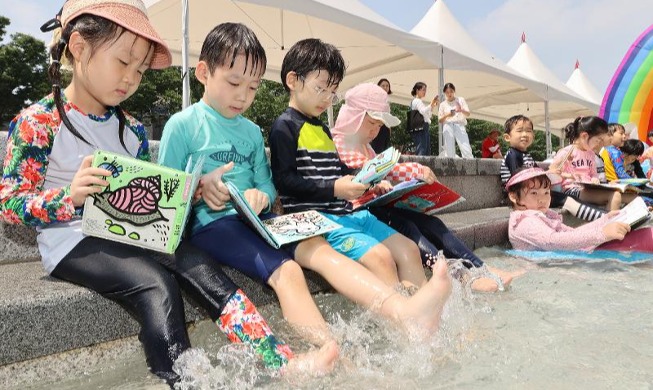 Bücher lesen im Wasser-Themenpark