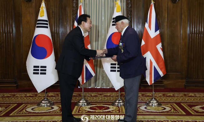 Yoon vergibt Zivilverdienstmedaille an britischen Veteranen des Koreakriegs