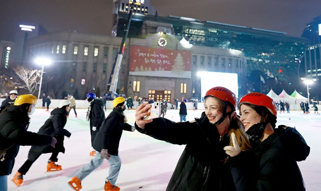 Eislaufbahn auf dem Seoul Plaza seit drei Jahren wiedereröffnet