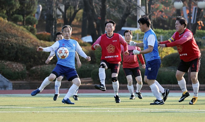 Südkoreas Abgeordnete spielen Fußball