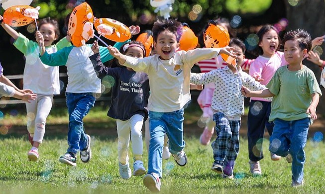 Kinder spielen mit Seifenblasen vor dem Kindertag