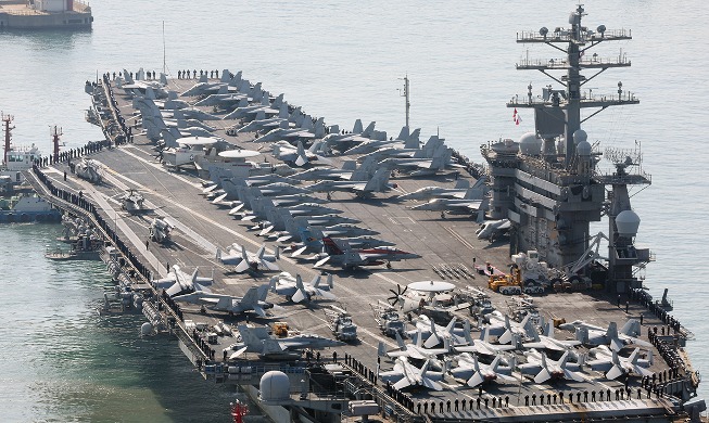 Die USS Nimitz läuft in den Busaner Hafen ein