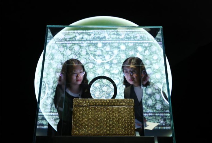 Perlmutt-Schachtel mit Chrysanthemenmuster