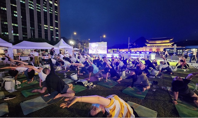 Genießen Sie Yoga im Freien auf dem Gwanghwamun-Platz!