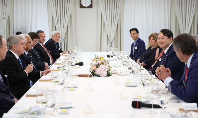 Präsident Yoon trifft sich mit dem IOC-Präsident