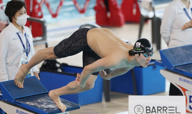 Schwimmer Hwang Sun-woo springt vom Startblock