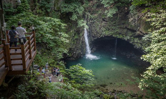 Erholung von der Hitze am „Bidulginangpokpo-Wasserfall“ mit Basaltsäulen