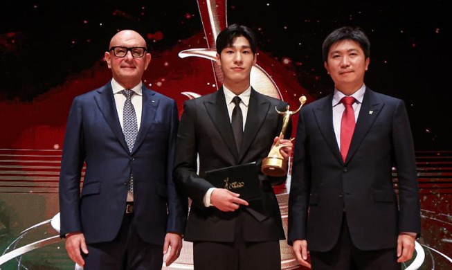 Shorttracker Hwang Dae-heon erhält den Titel als leistungsstärkster Spieler der ANOC