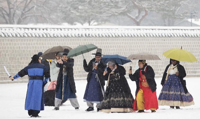 Touristen im schneebedeckten Palast Gyeongbokgung