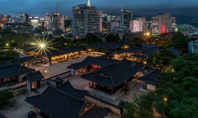 Hanok-Dorf-Spaziergang im Mondlicht