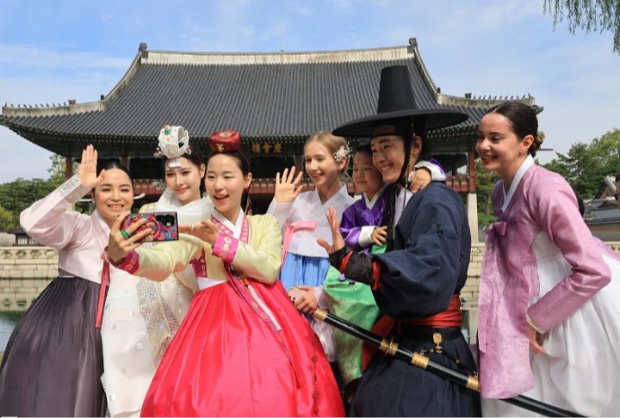 Hanbok-Tragen im Gyeongbokgung-Palast