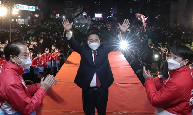 Der gewählte Präsident Yoon feiert seinen Wahlsieg mit den Unterstützern