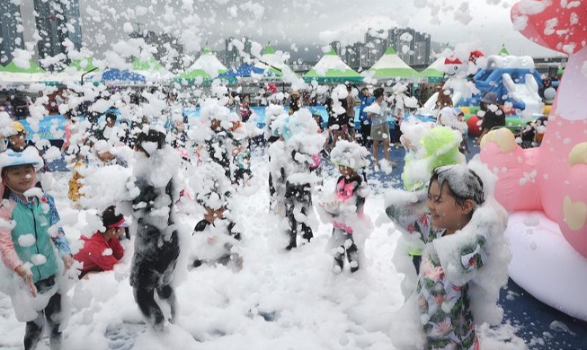 Weiße Schnee fällt im August