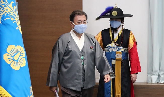 [Korea in Fotos] Präsident Moon trägt Hanbok bei der Kabinettssitzung