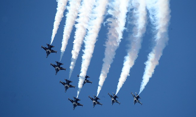 Kunstflugstaffel Black Eagles schmückt den Himmel