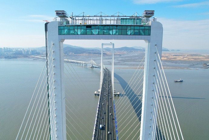 Landbrücke mit dem höchsten maritimen Observatorium der Welt
