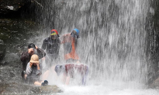 Hitzevermeidung unter einem Wasserfall